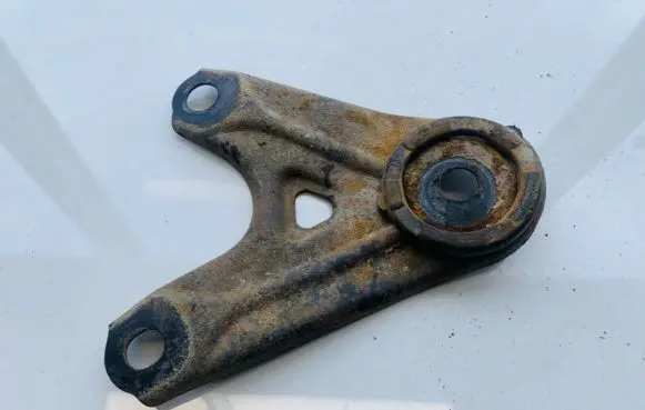 Toyota Avensis Verso Engine mounting bracket
