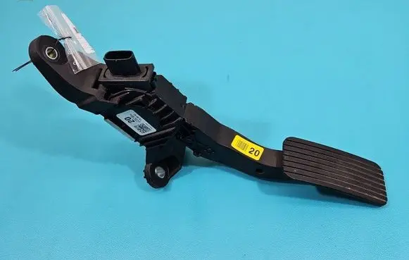 Accelerator throttle pedal