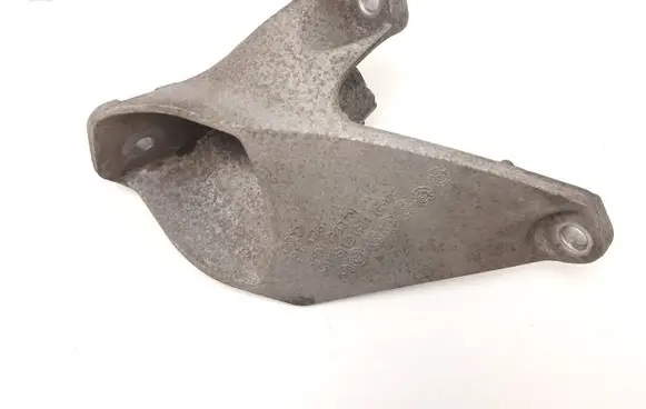 Engine mounting bracket