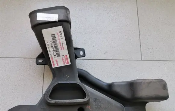 Toyota Camry Air intake duct part 177520P010