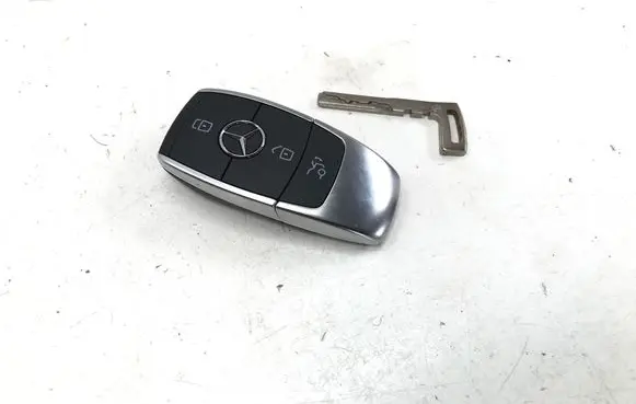 Mercedes-Benz GLA H247 Ignition key/card A1779050908
