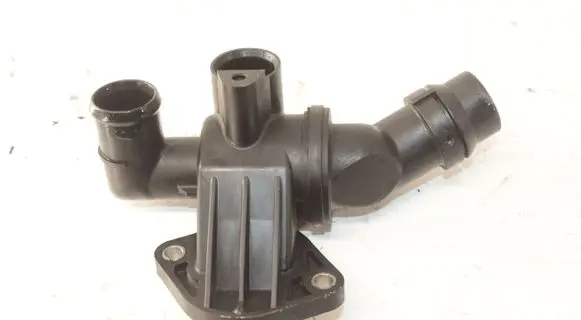 Volkswagen PASSAT B6 Thermostat/thermostat housing 06F121111F
