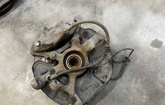 Mercedes-Benz CLS C218 AMG Front wheel hub spindle knuckle 