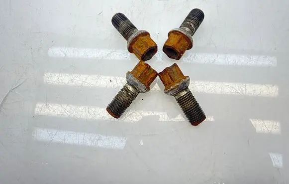 Volkswagen PASSAT B6 Nuts/bolts