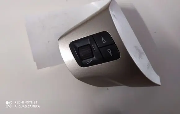 Steering wheel buttons/switches