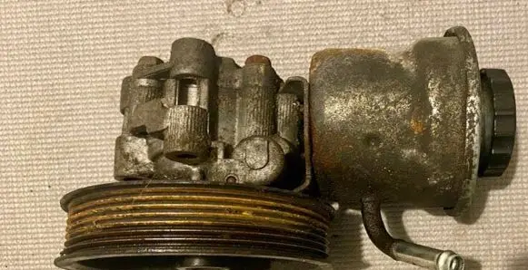 Toyota Corolla Verso AR10 Power steering pump