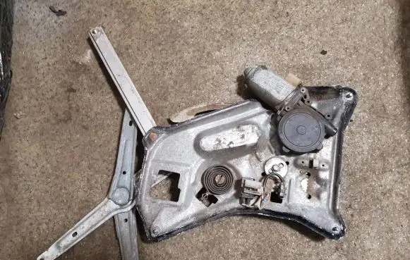 BMW 7 E32 Front door window regulator motor 0130821242