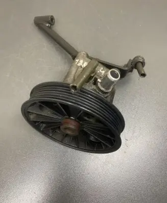 Volvo V70 Power steering pump 9485757