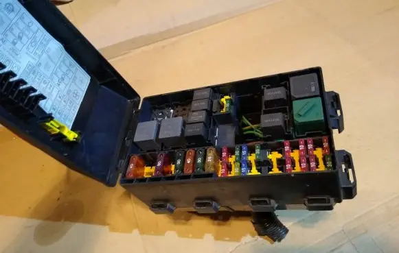 Ford Focus Fuse box set 98AG-14A067-CB