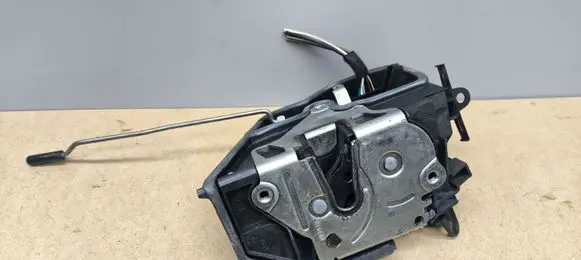 BMW 1 E81 E87 Front door lock 7167077