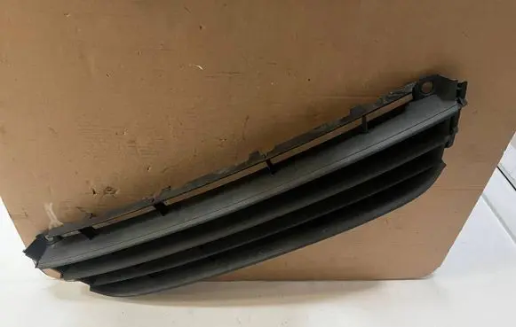 Volkswagen Touran I Front bumper lower grill 1T0853677