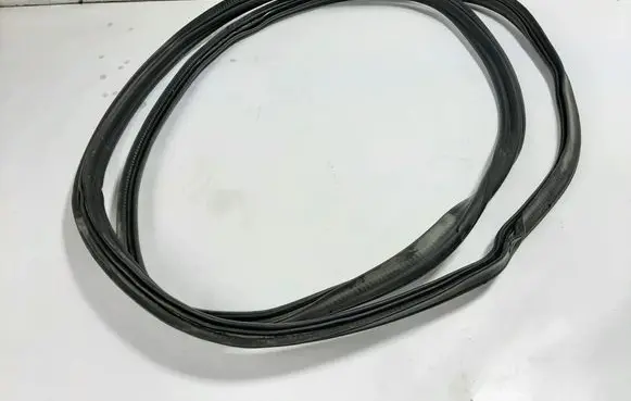 Trunk rubber seal (body)