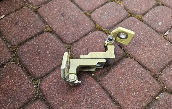 Opel Corsa E Front door lower hinge