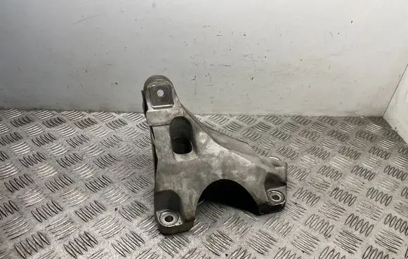 Engine mounting bracket
