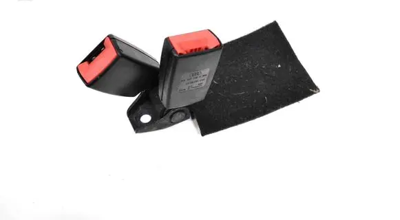 Middle seatbelt buckle (rear)
