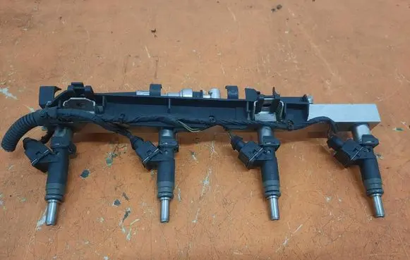 BMW 3 E46 Fuel distributor 