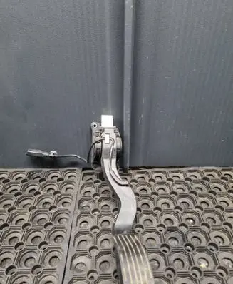 Accelerator throttle pedal