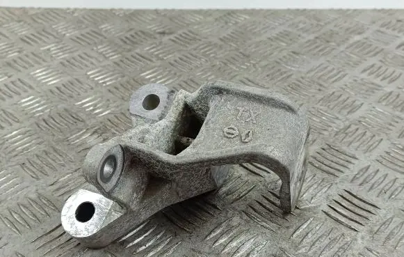 Nissan Qashqai J12 Engine mounting bracket