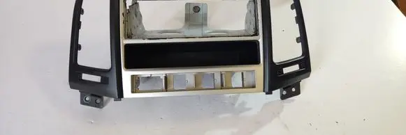 Hyundai Santa Fe Radio/GPS head unit trim 945102B000