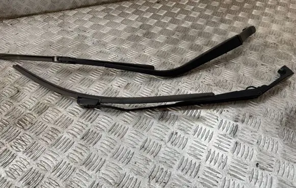 Peugeot 4007 Front wiper blade arm