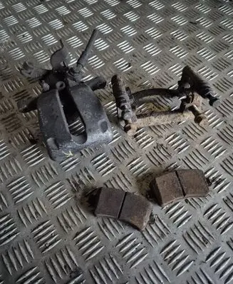 Opel Insignia A Rear brake caliper
