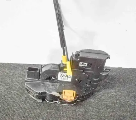Chevrolet Malibu Front door lock 13579489