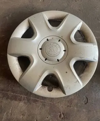 Skoda Fabia Mk1 (6Y) R15 wheel hub/cap/trim 5J0601147C 8SDL426 CDB700002