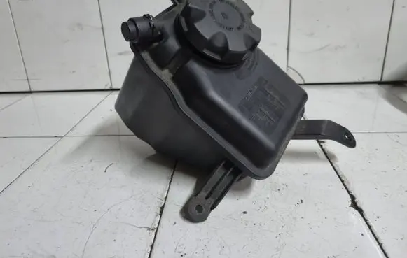 BMW 5 E60 E61 Coolant expansion tank/reservoir 7521189 10617211