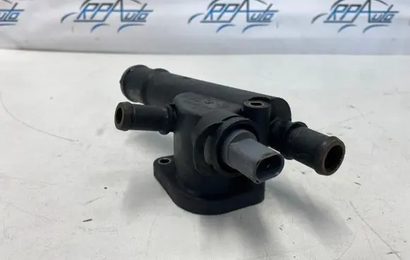 Volkswagen Touran I Engine coolant pipe/hose 038121132D