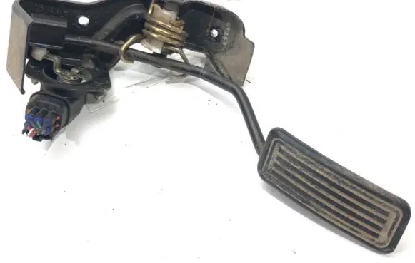 Accelerator throttle pedal