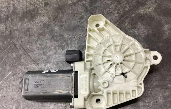 Volkswagen PASSAT B8 Front door window regulator motor 5Q4959802B 1036C22941100 150430260366