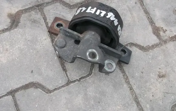 Nissan Almera N16 Engine mount bracket APAPODUSZKA