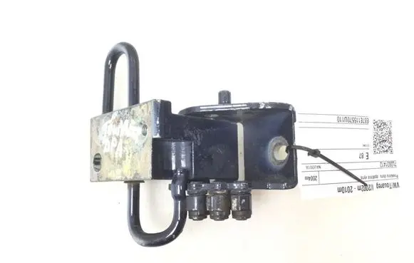 Volkswagen Touareg I Front door lower hinge 7L0831412