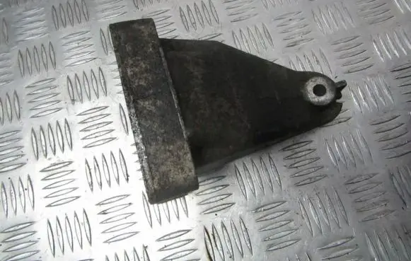 Mercedes-Benz C W203 Engine mounting bracket a2712230804