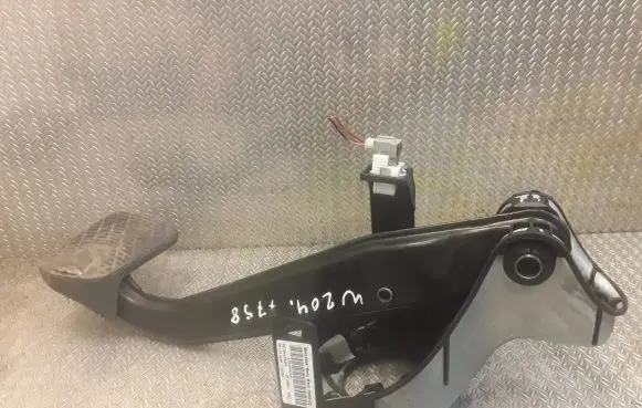 Mercedes-Benz C W204 Brake pedal 2042902201 A2042902201