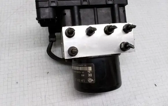 Volkswagen Golf IV ABS Pump 1J0907379P 5WK8476 10094903313