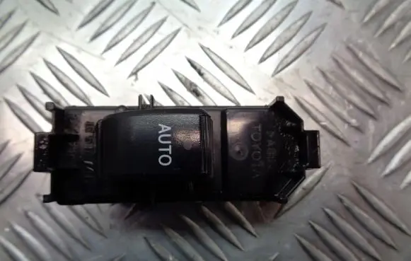 Toyota Avensis Verso Quarter vent window switch 8400-44020