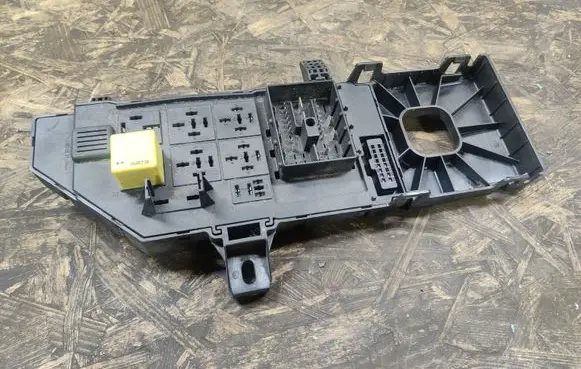 Opel Signum Fuse module 13224679 268246GHT1 46GHT1