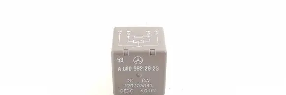 Mercedes-Benz C W205 Cruise control relay 0009822923 A0009822923