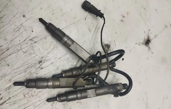 Volkswagen Golf III Fuel injector 0281302010
