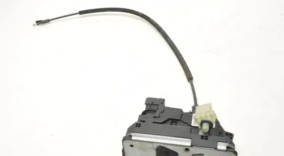 Opel Meriva B Rear door lock 13279836