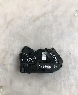 Volkswagen Tiguan Rear door lock 5na839016c