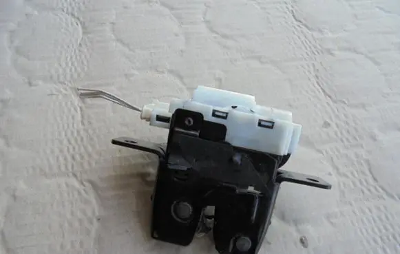 Renault Clio III Tailgate/trunk/boot lock/catch/latch
