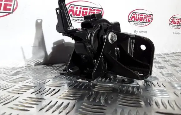 Lexus CT 200H Engine mount bracket