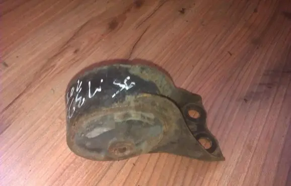 Mazda 323 Engine mount bracket
