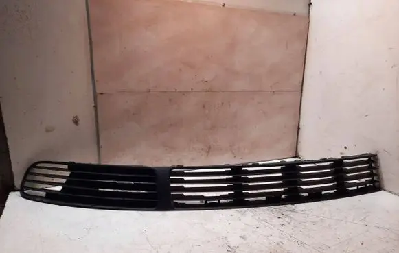 Volkswagen PASSAT B5 Front bumper lower grill 3B0853677A