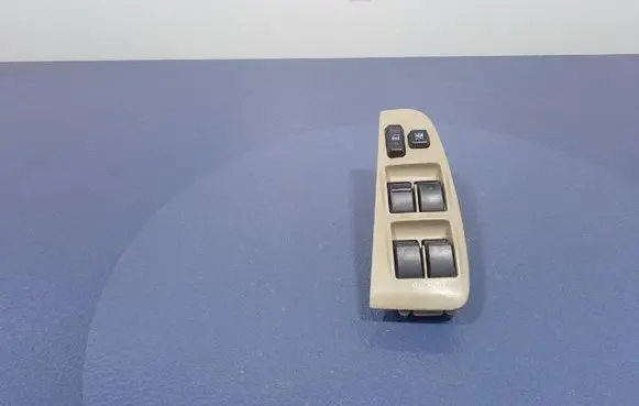 Toyota Avensis Verso Electric window control switch 84820-05100