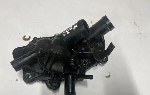Volkswagen Jetta VII Thermostat housing 04E121600BD