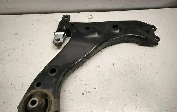 Lexus RX V Front lower control arm/wishbone Y0309109