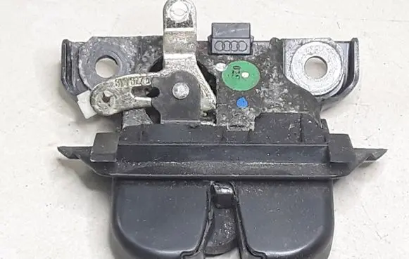 Audi A4 S4 B5 8D Tailgate/trunk/boot lock/catch/latch 8D9827520A